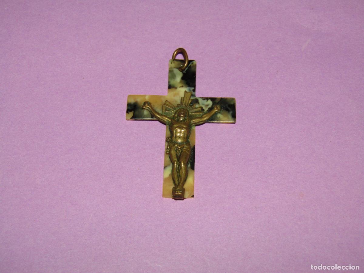 Antig&uuml;edades: Antiguo Crucifijo de Celuloide Jaspeado y Bronce