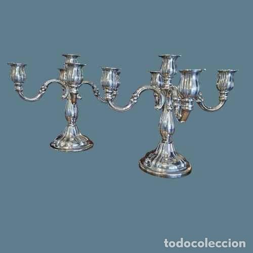 Antig&uuml;edades: PAREJA DE CANDELABROS PLATEADOS