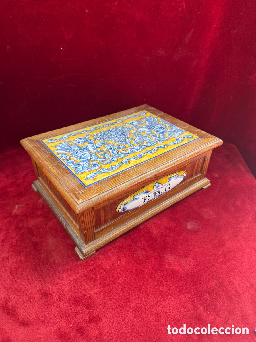 Antig&uuml;edades: Preciosa caja antigua,madera y ceramica de Talavera!