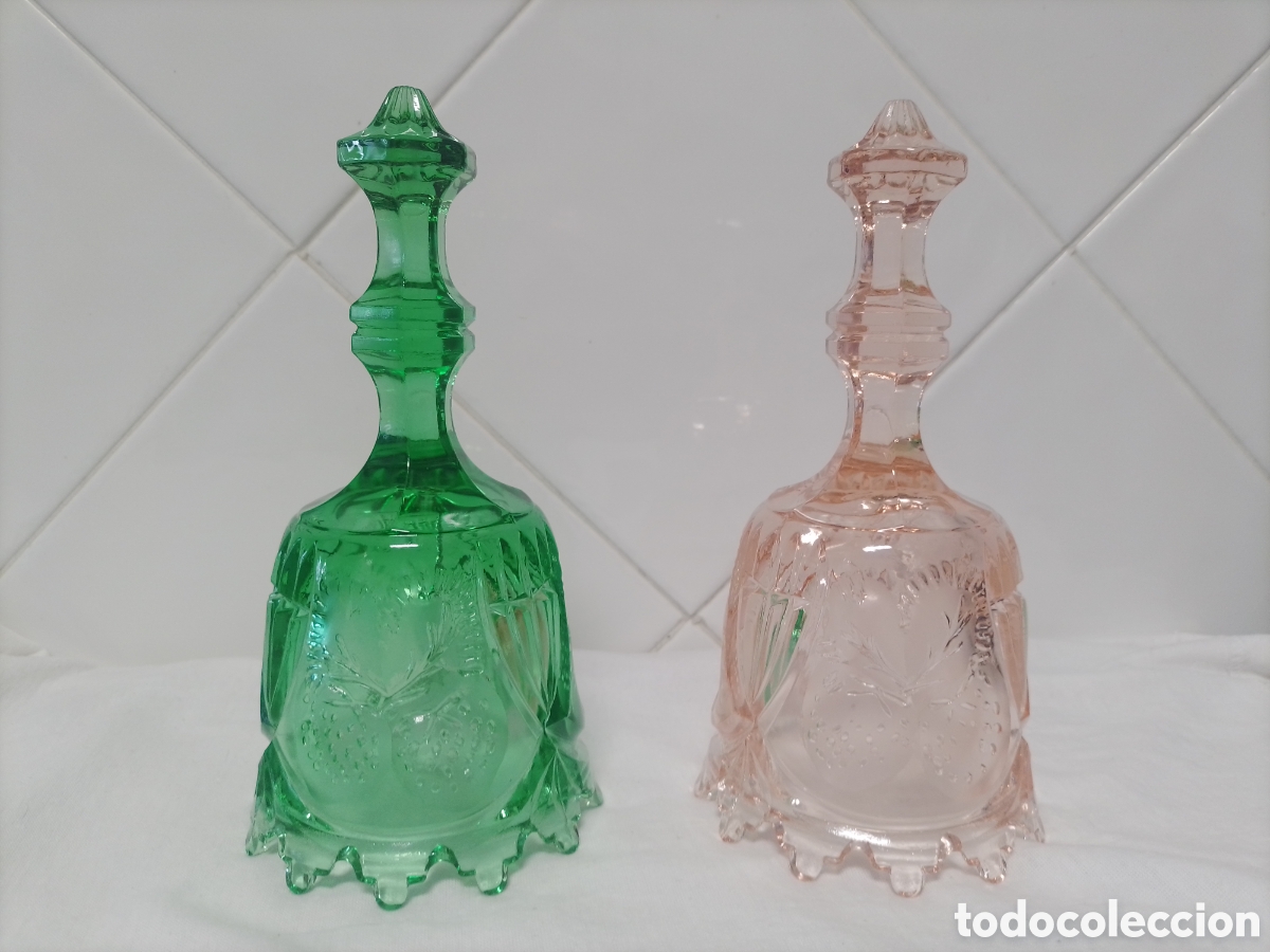 Antig&uuml;edades: Pareja de campanas de cristal tallado.