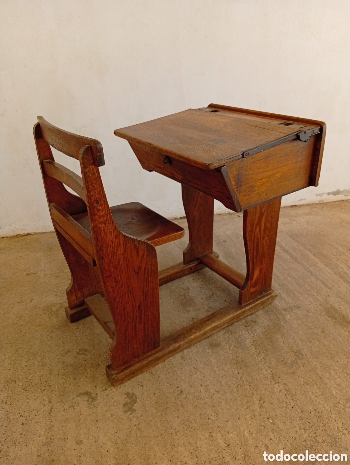 Antig&uuml;edades: Antiguo pupitre escolar ,mesa de un estudiante madera herrajes de hierro y apliques de laton