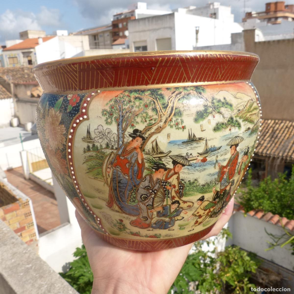 Antiguidades: Macetero o pecera de porcelana china decorada. Sello en base, 20,8x16,5cm. 2384gr.