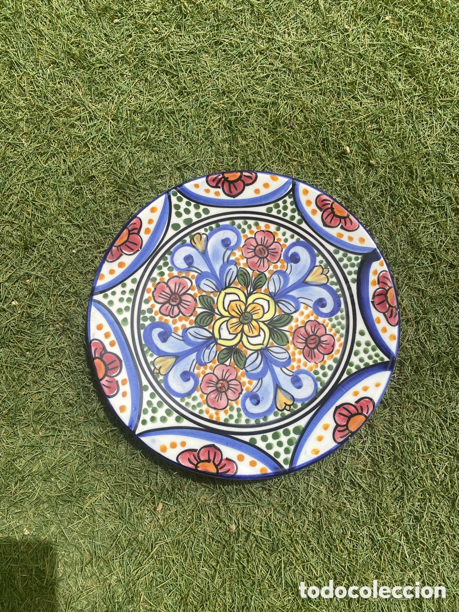 Antig&uuml;edades: Plato de cer&aacute;mica Hnos. Mart&iacute;nez S.L. pintado a mano &ndash; Decoraci&oacute;n floral