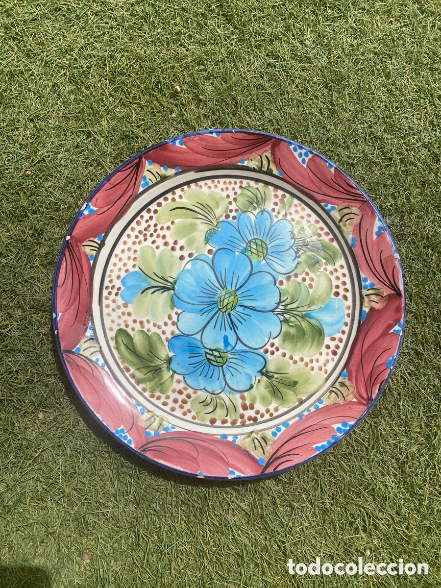 Antig&uuml;edades: Gran plato de cer&aacute;mica espa&ntilde;ola pintado a mano &ndash; Decoraci&oacute;n floral azul y roja &ndash; Pieza artesanal