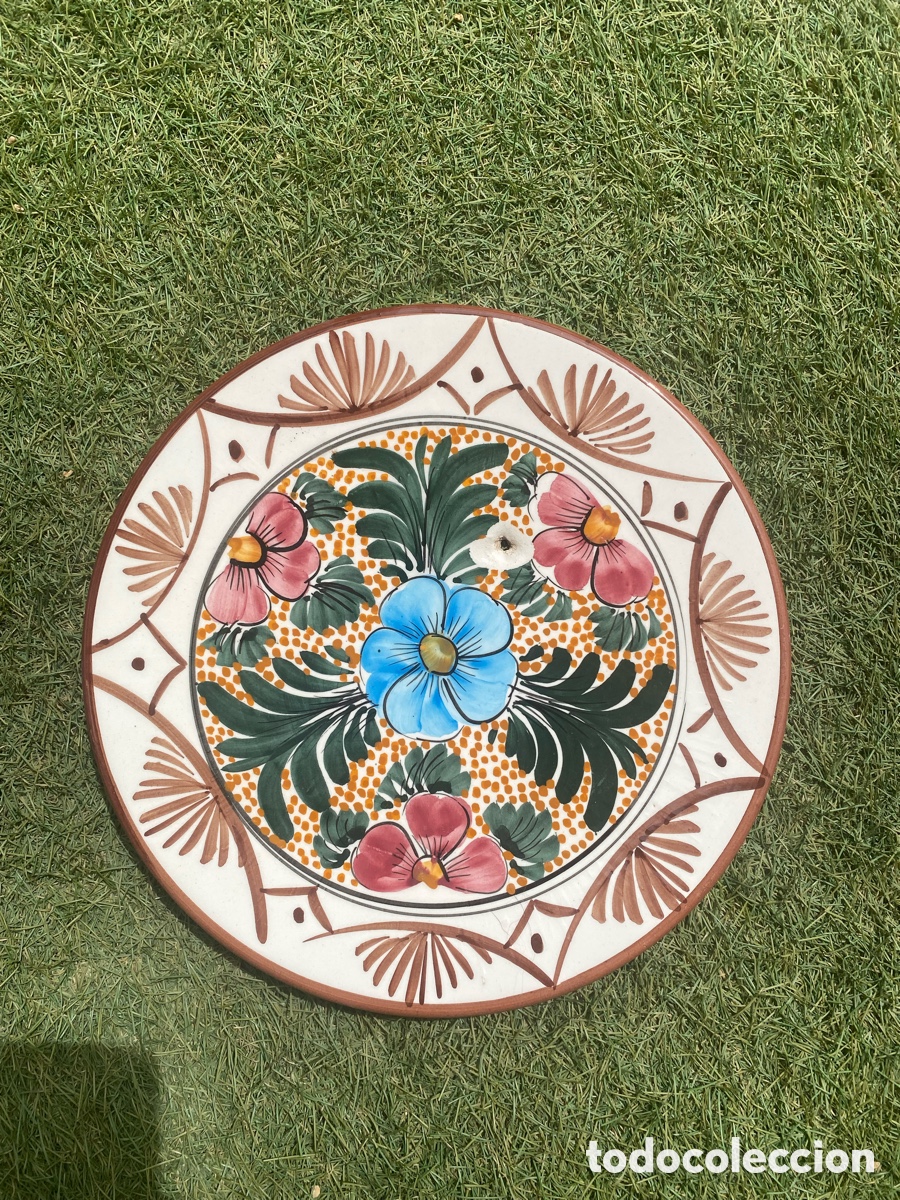 Antig&uuml;edades: Plato de cer&aacute;mica espa&ntilde;ola pintado a mano &ndash; Decoraci&oacute;n floral azul y rosa &ndash; Vintage