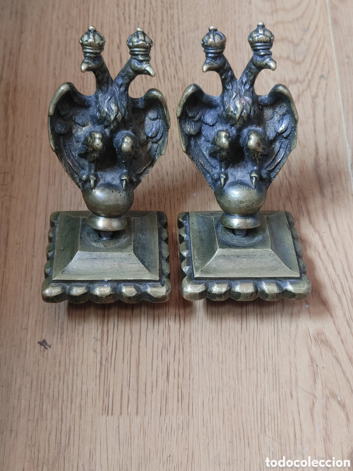 Antig&uuml;edades: Antiguos apliques en bronce. Con Aguilas Bicefalas Coronadas.