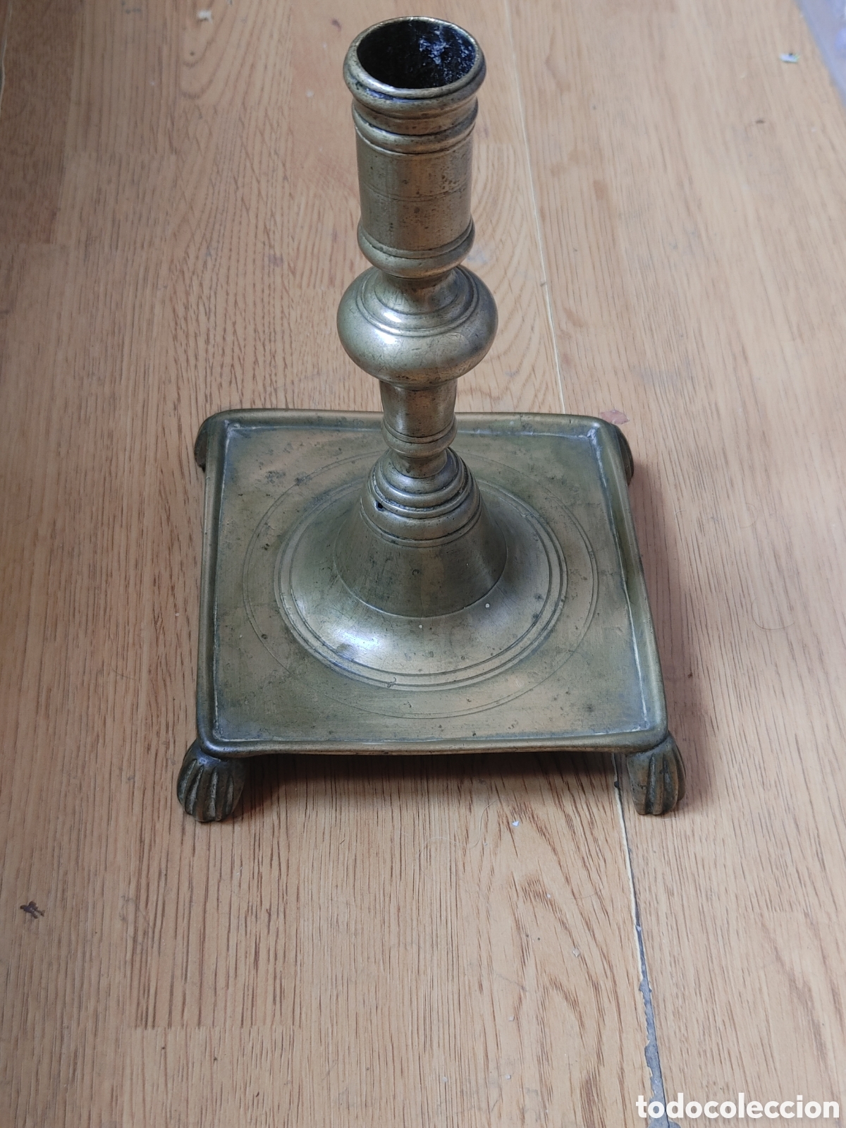 Antig&uuml;edades: Candelero en bronce dorado. S. XVIII.