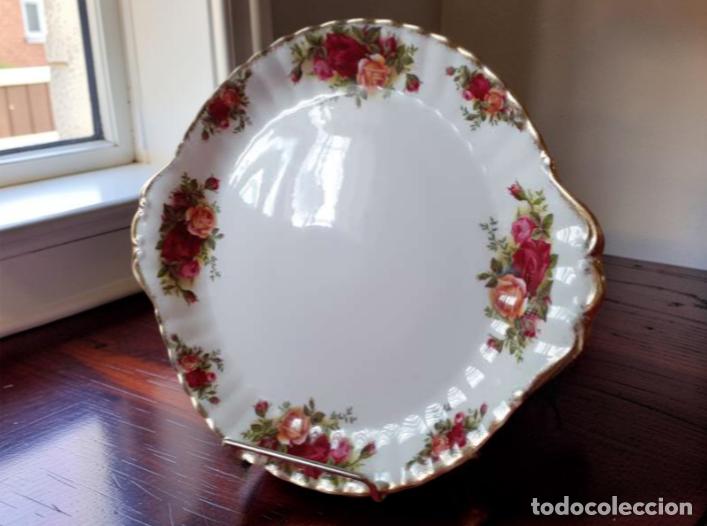 Antig&uuml;edades: Bandeja para pasteles con orejas Royal Albert Old Country Roses