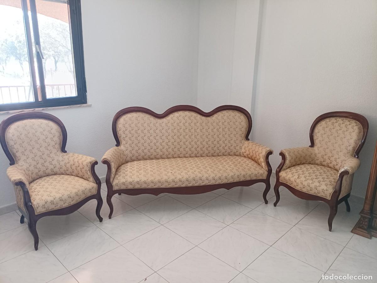 Antig&uuml;edades: Butac&oacute;n y dos sillones isabelinos
