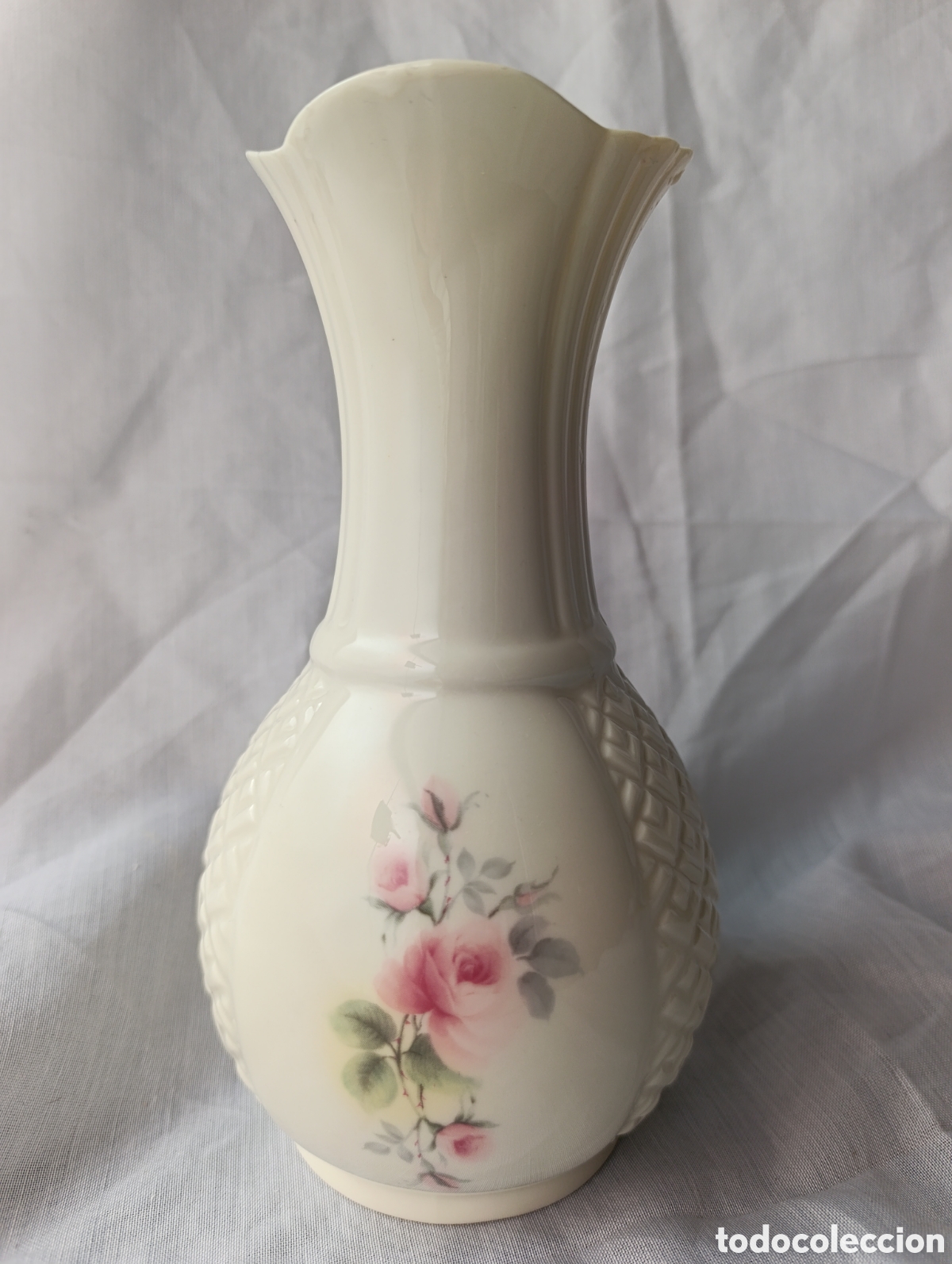 Antig&uuml;edades: Florero / Jarr&oacute;n Porcelana Irlandesa Donegal Parian China. Bodas de Oro (Golden Anniversary) 20 cm