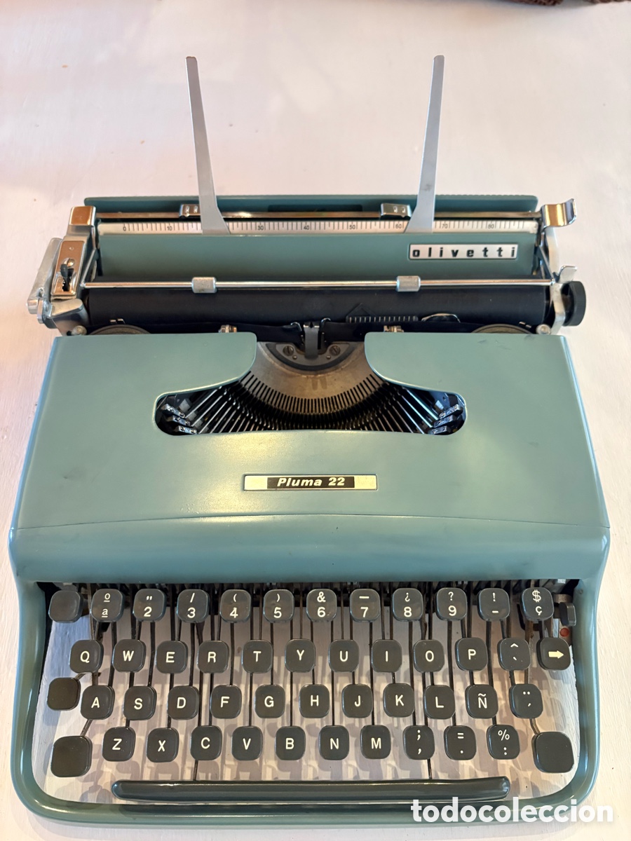 Antig&uuml;edades: M&aacute;quina de escribir Olivetti &ldquo;Pluma 22&rdquo;