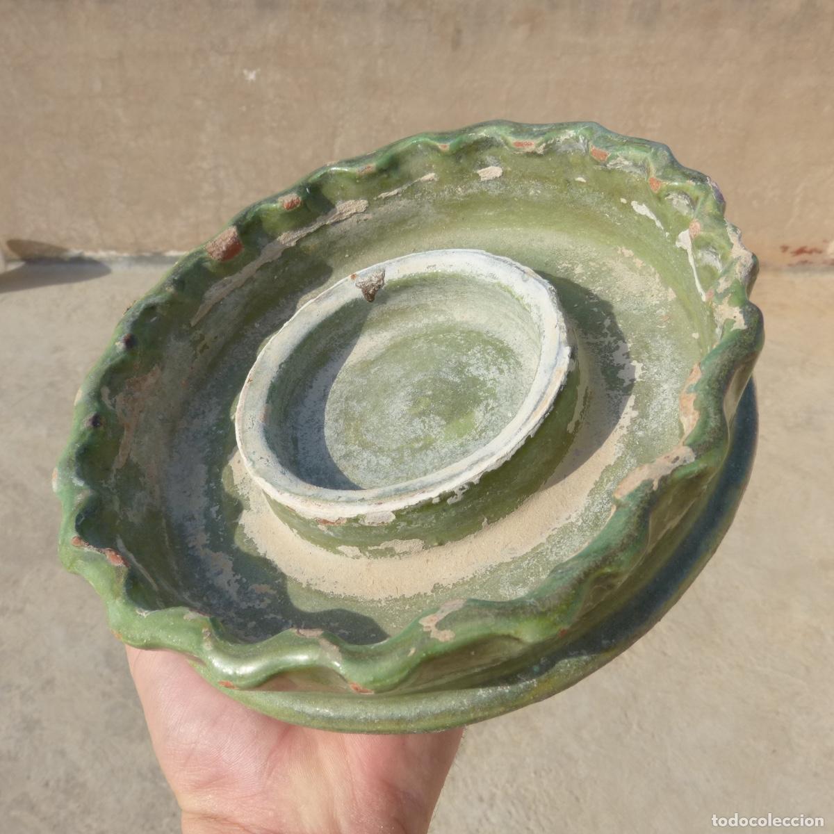 Antig&uuml;edades: Antigua base para botijo en ceramica esmaltada en verde, orba? , 924gr, 20cm diametro.