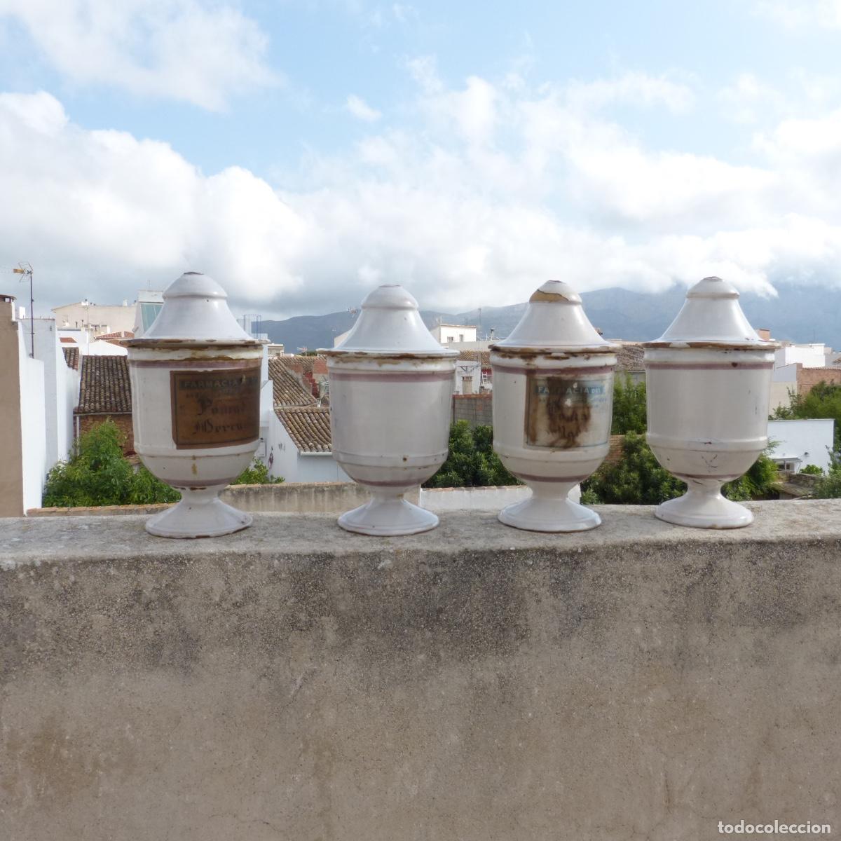 Antig&uuml;edades: 4 botes o albarelos de farmacia en ceramica, Jose Ramon Sanchis, Jativa. 730grx4 aprox, 22cm.