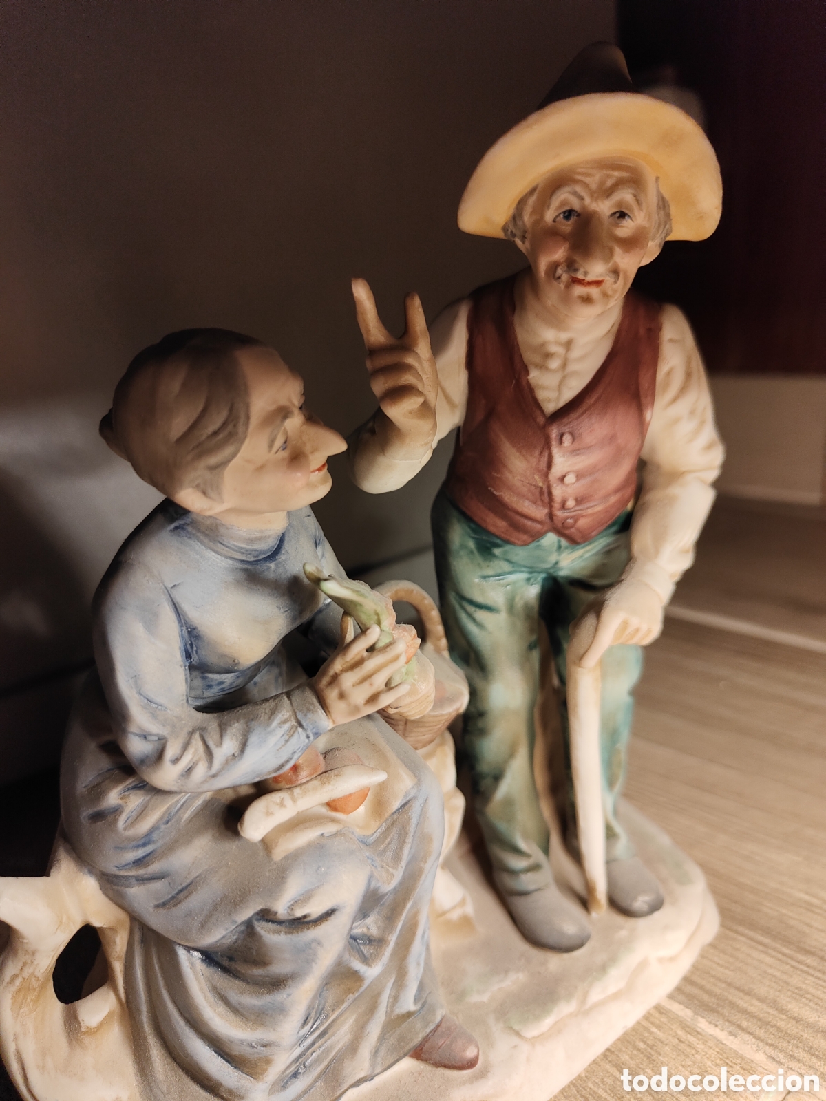 Antig&uuml;edades: Figura de porcelana policromada &ndash; Escena con dos campesinos