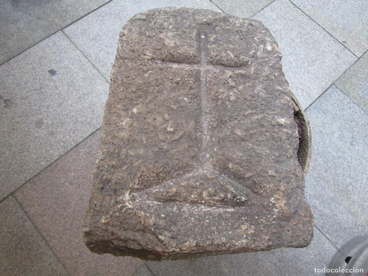 Antig&uuml;edades: CRUZ TALLADA SOBRE PIEDRA PA&Iacute;S, RELIEVE, TIZNADA HUMO, POSIBLE PUERTA HORNO PAN - JARD&Iacute;N 40x27x10cm.