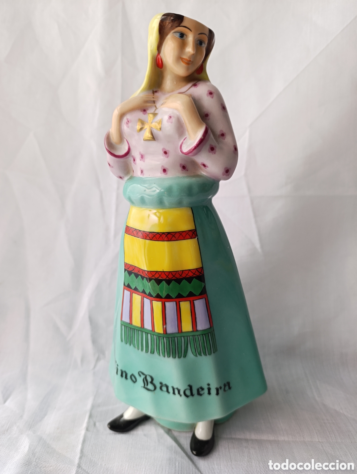 Antig&uuml;edades: Botella Santa Clara (Vigo) - Vino Bandeira - Figura Traje Regional Minho / Norte de Portugal