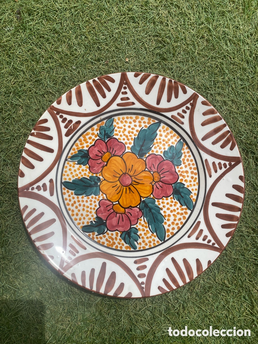 Antig&uuml;edades: Plato decorativo de cer&aacute;mica artesanal pintado a mano &ndash; Motivo floral