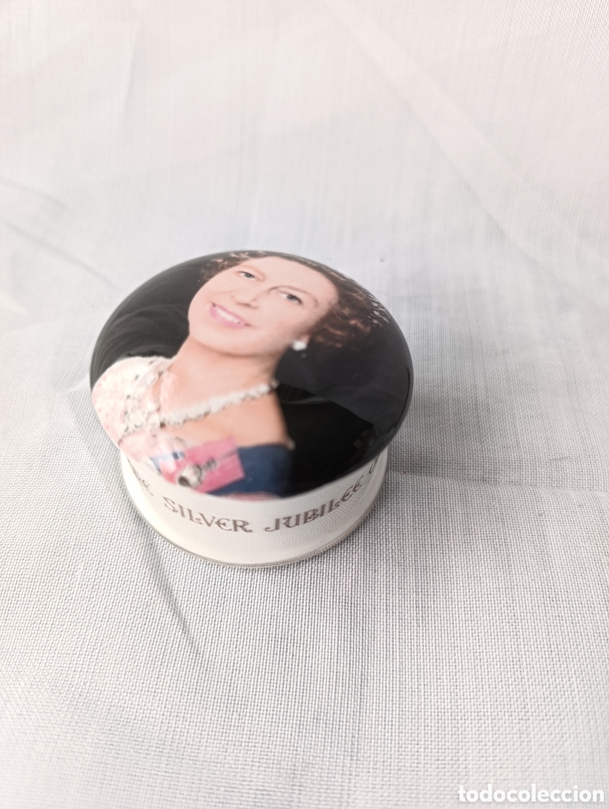 Antig&uuml;edades: Cajita Joyero Porcelana Crown Staffordshire - Queen Elizabeth II Silver Jubilee 1977 (5 cm)