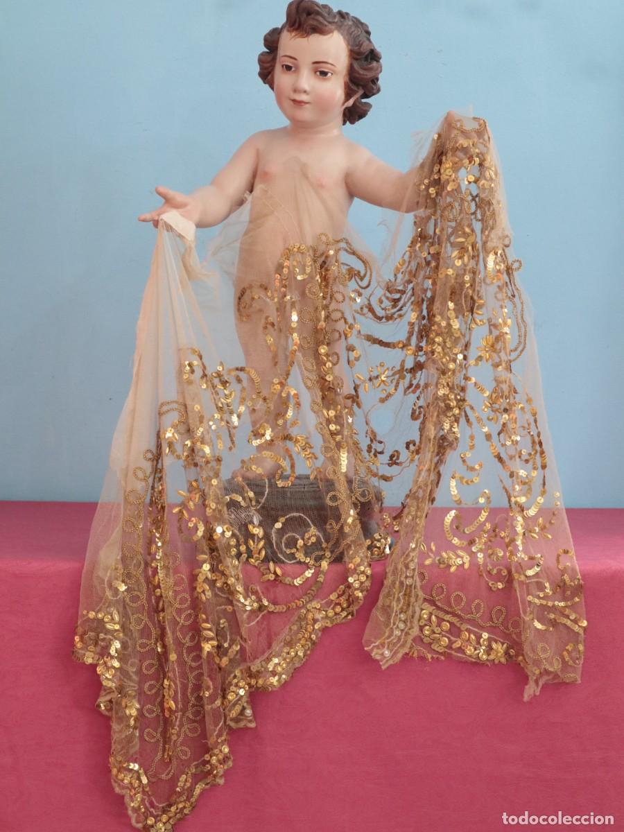 Antig&uuml;edades: Frente de altar confeccionado en tul bordado con hilo de oro y lentejuelas. Mide 155 x 40 cm.