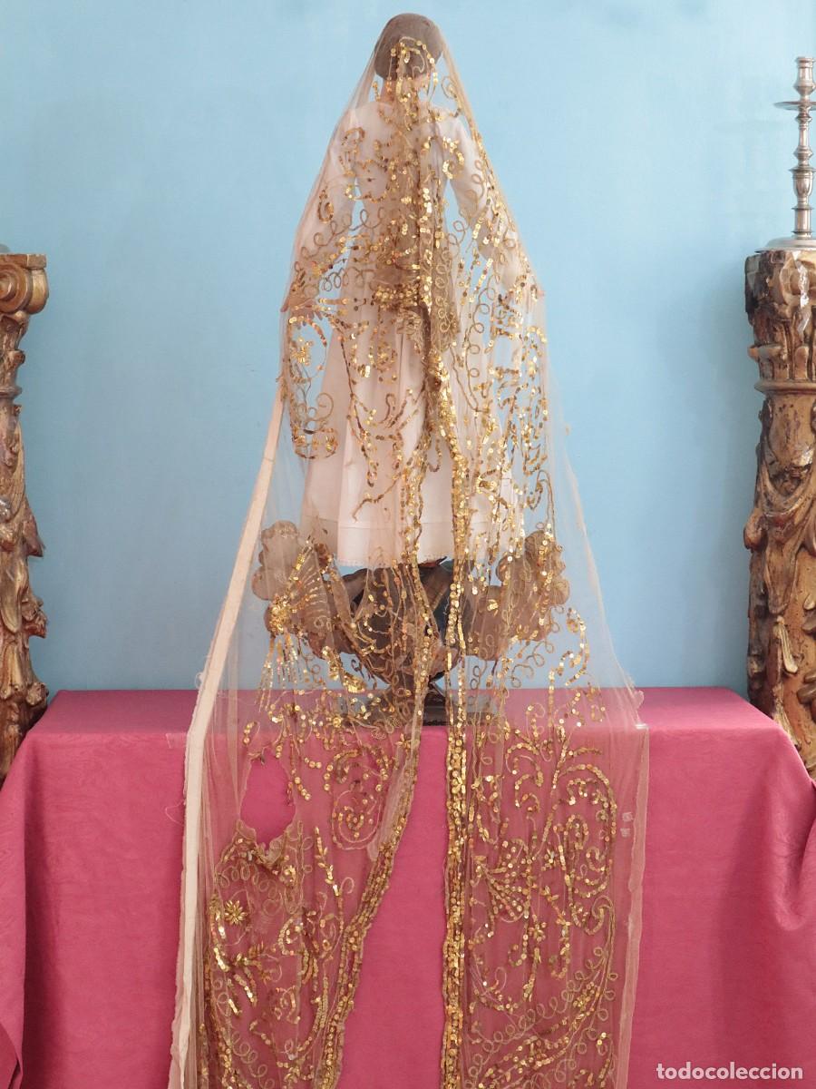 Antig&uuml;edades: Frente de altar confeccionado en tul bordado con hilo de oro y lentejuelas. Mide 340 x 40 cm.