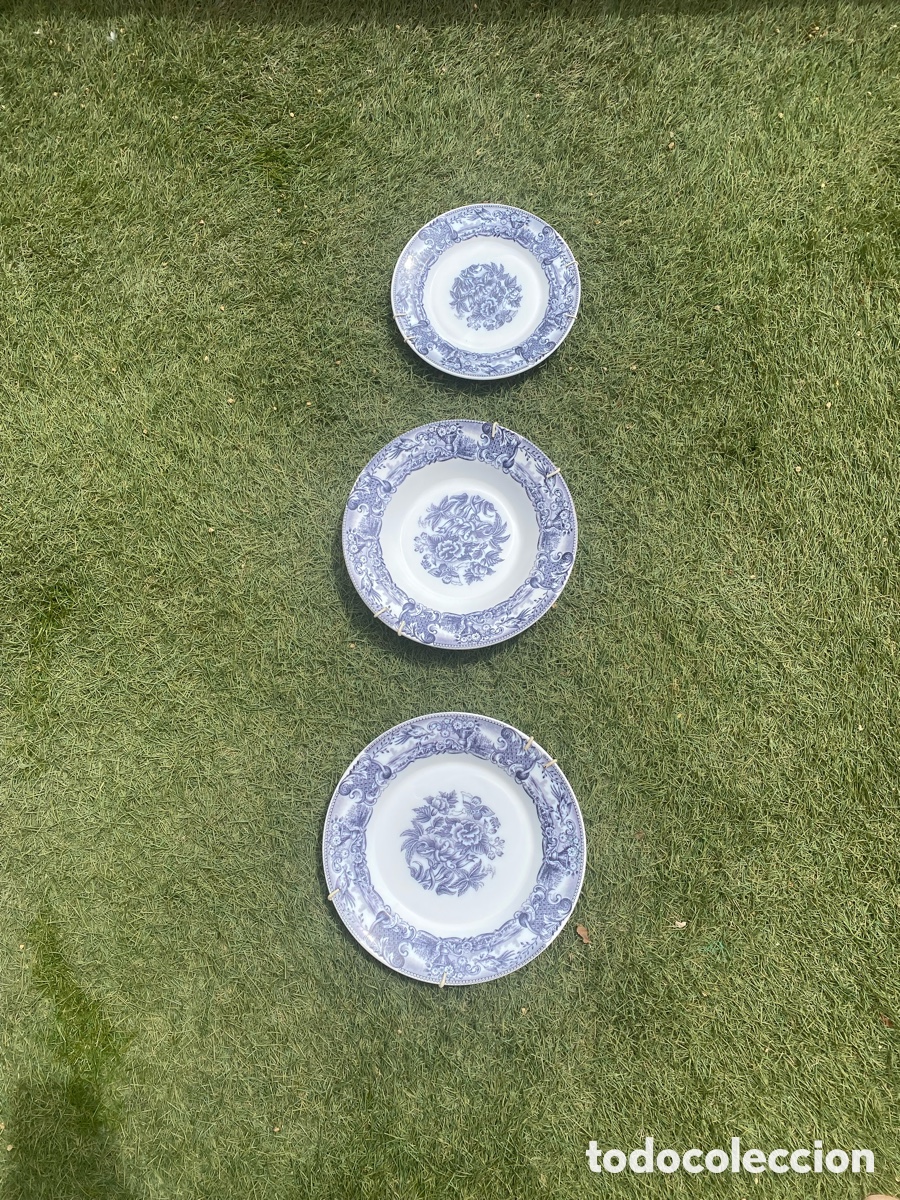 Antig&uuml;edades: Juego de 3 platos antiguos de cer&aacute;mica azul y blanca &ndash; Decoraci&oacute;n floral vintage