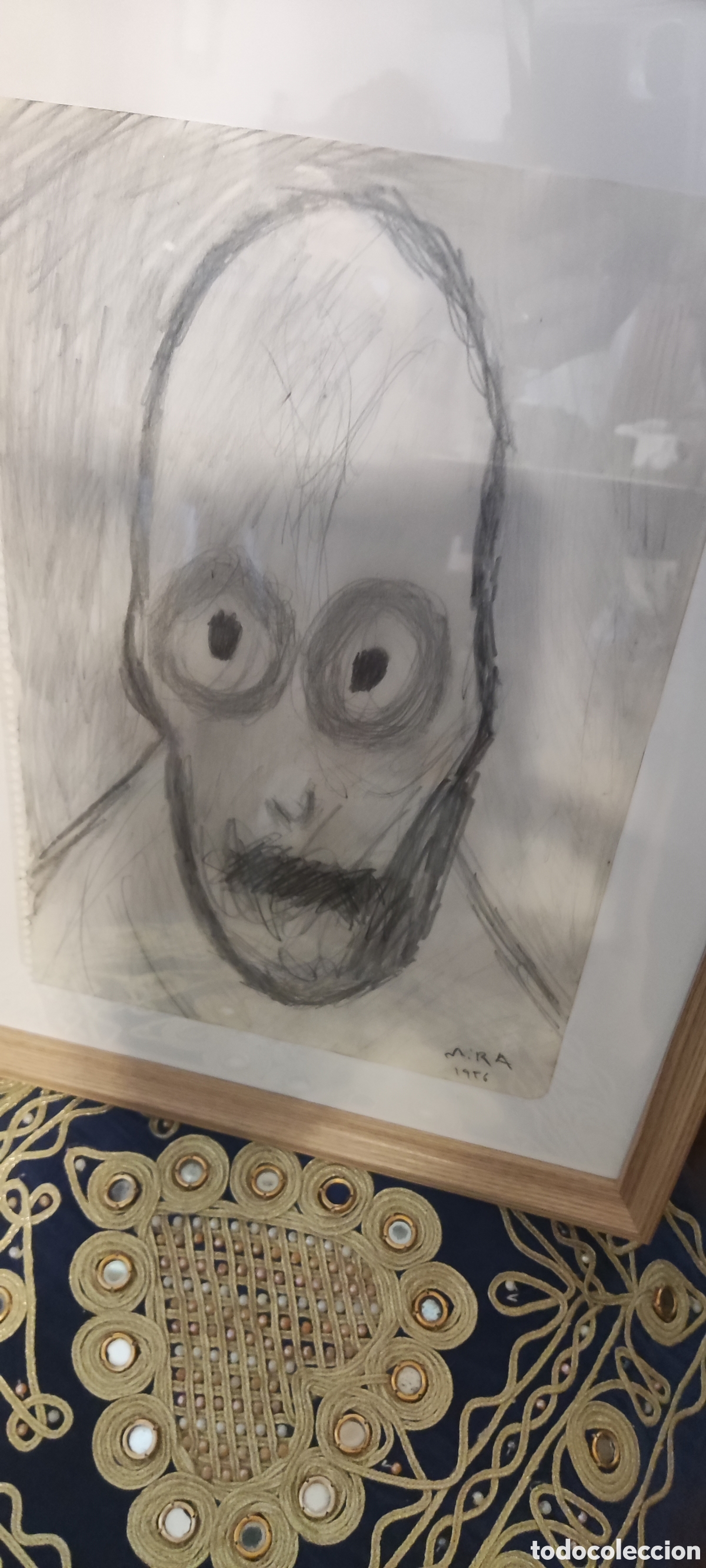 Antig&uuml;edades: V&iacute;ctor mira dibujo sobre papel apunte
