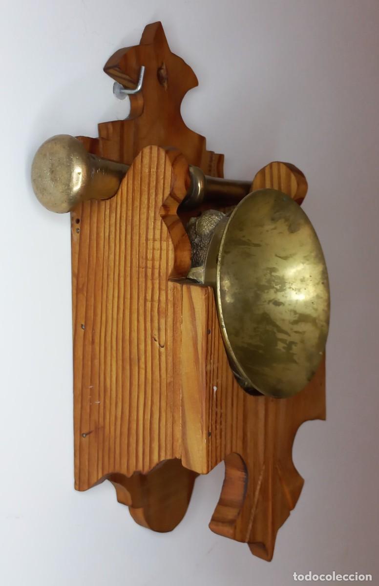 Antig&uuml;edades: ANTIGUO ALMIREZ , MORTERO DE BRONCE CON SU SOPORTE DE MADERA - Foto 2