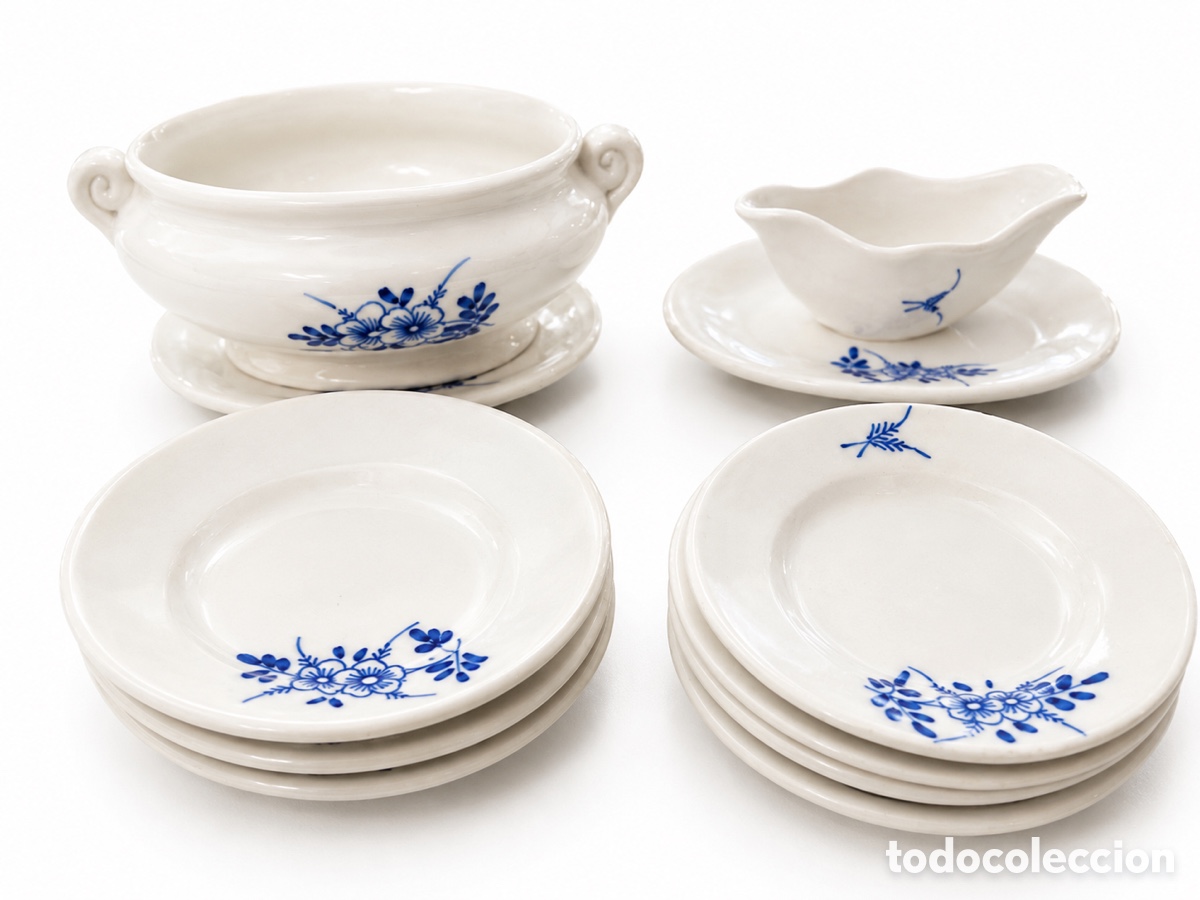 Antig&uuml;edades: Lote de porcelana vintage azul y blanca &ndash; sopera miniatura, salsera y platos