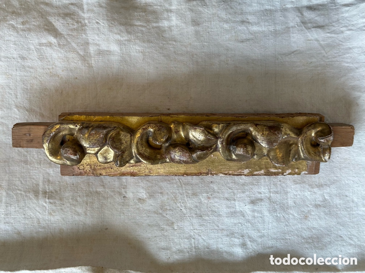 Antig&uuml;edades: Fragmento de retablo barroco. Guirnalda antigua de madera talla y dorada al pan de oro.Panel volutas