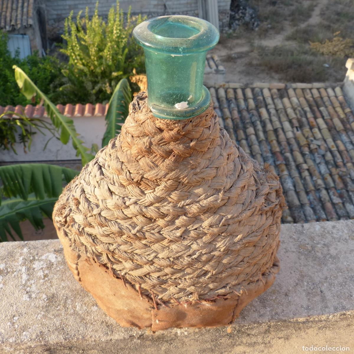 Antig&uuml;edades: Antigua botella de vidrio forrada de esparto, castril de la pe&ntilde;a. 1346gr. 30,5cm.