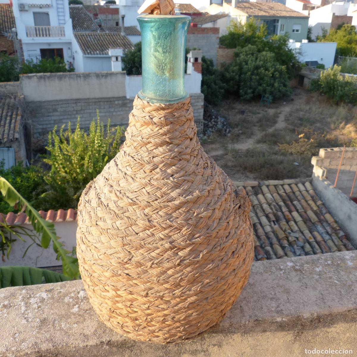 Antig&uuml;edades: Antigua botella de vidrio soplado azulado, forrada de esparto, Castril de la pe&ntilde;a, 2437gr, 44,5cm