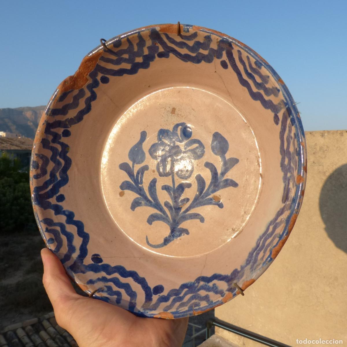 Antig&uuml;edades: Antiguo lebrillo de Fajalauza, 25cm, 1192gr, roto y pegado.