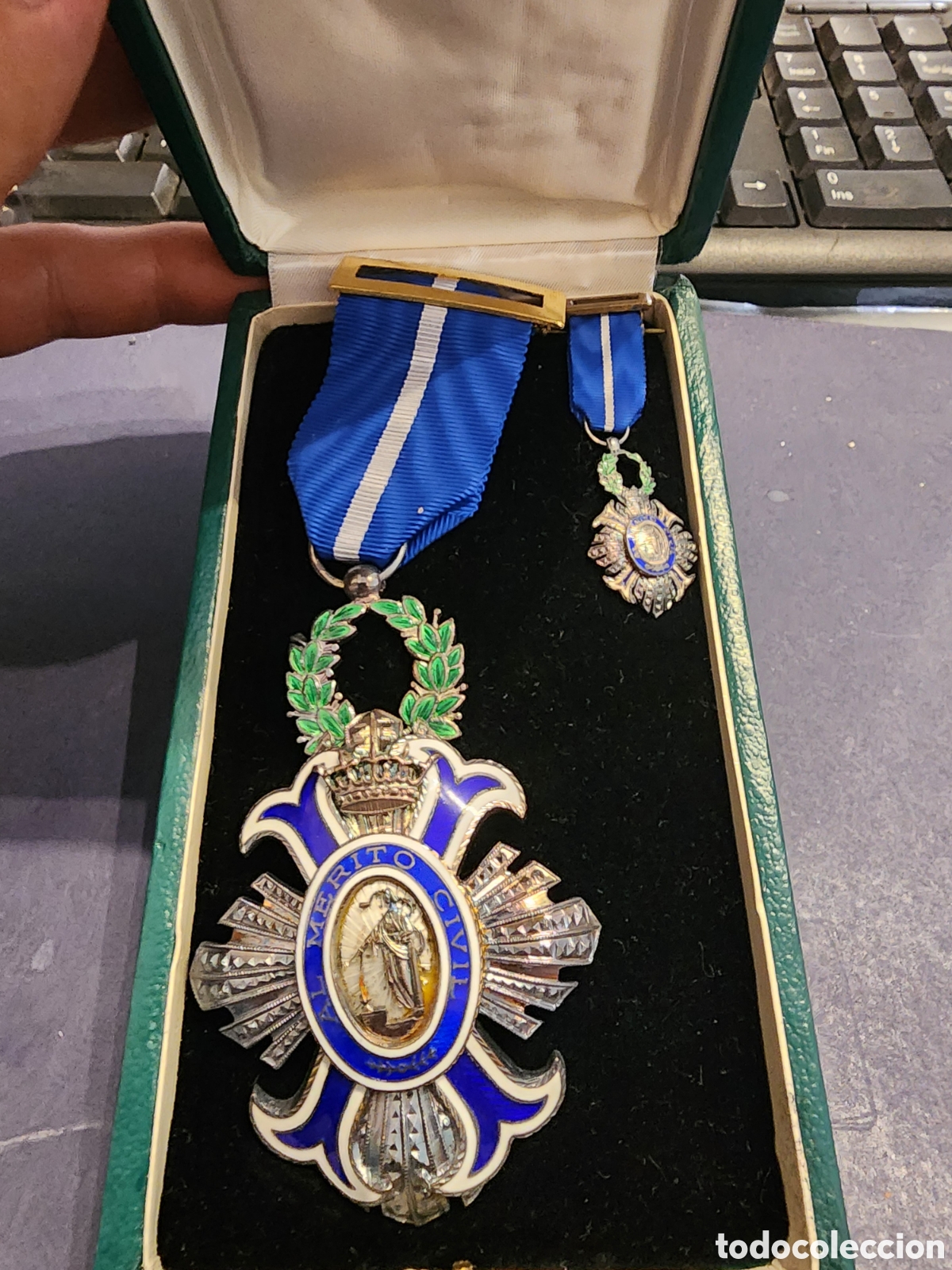 Antig&uuml;edades: Medalla militar a el m&eacute;rito civil.