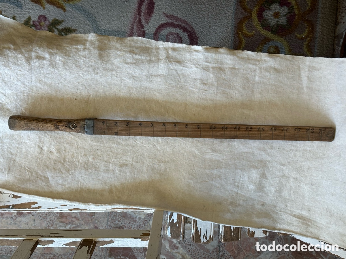 Antig&uuml;edades: Regla antigua para medir troncos de &aacute;rboles. Herramienta r&uacute;stica madera medici&oacute;n.