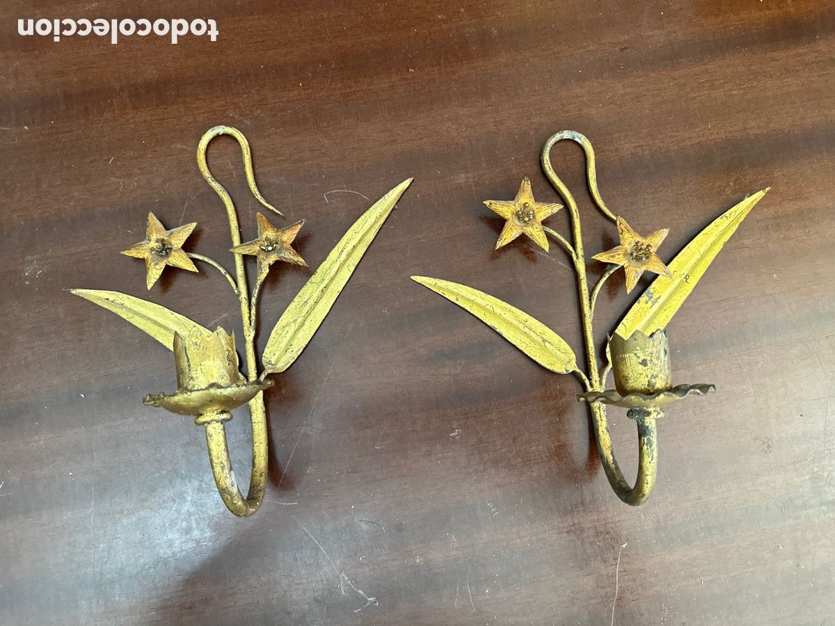 Antig&uuml;edades: Pareja de apliques de pared l&aacute;mparas de hojas en hierro dorado - tipo Ferroarte - a&ntilde;os 50