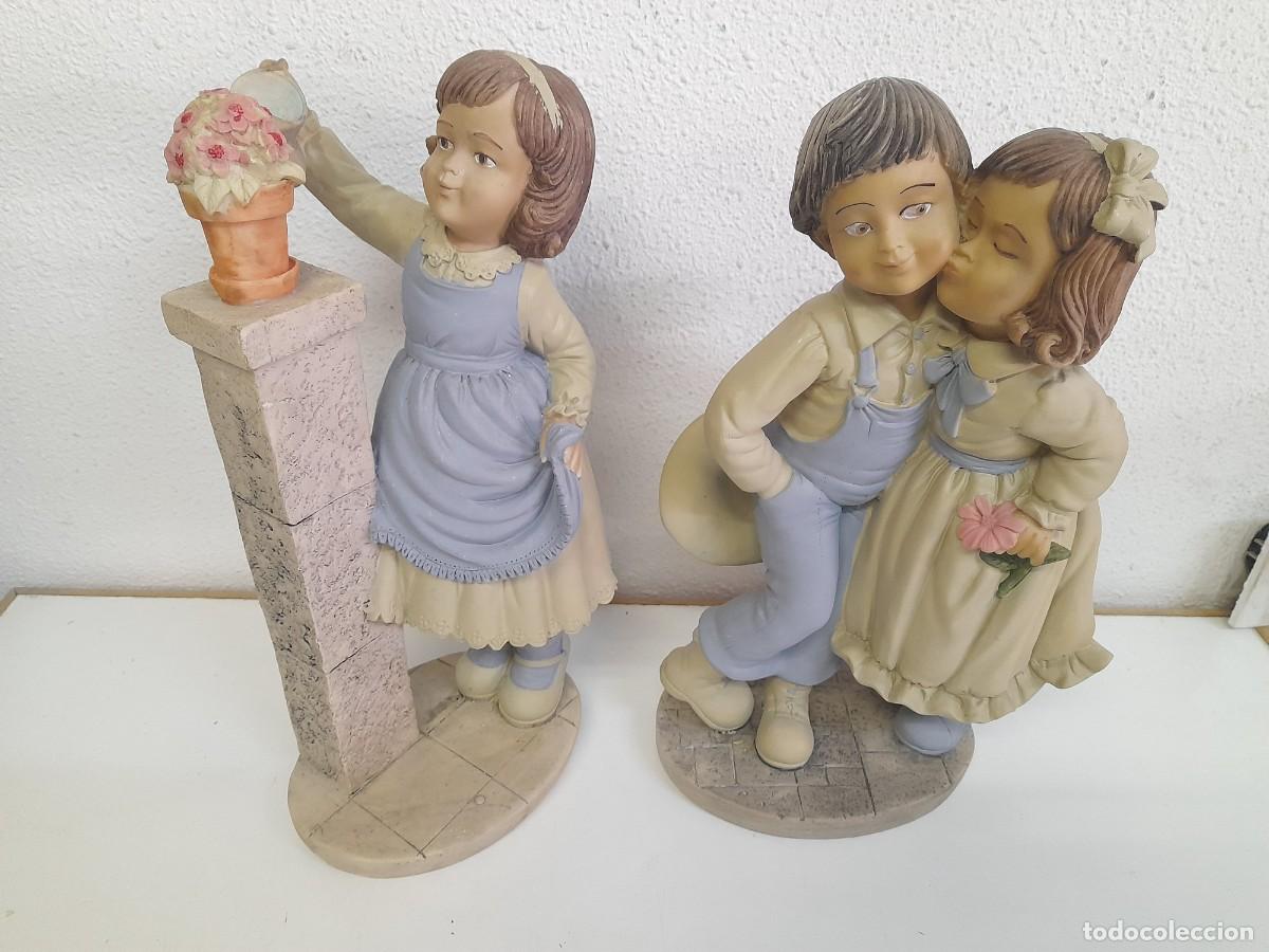Antig&uuml;edades: EL PRIMER BESO.CONJUNTO DE DOS FIGURAS NI&Ntilde;A REGANDO Y NI&Ntilde;OS BESANDOSE