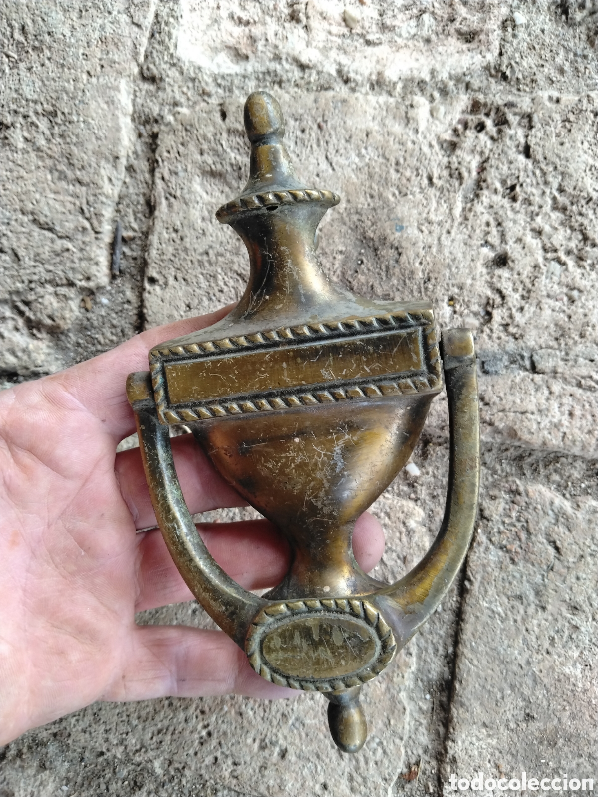 Antig&uuml;edades: Llamador o aldaba de puerta de lat&oacute;n.