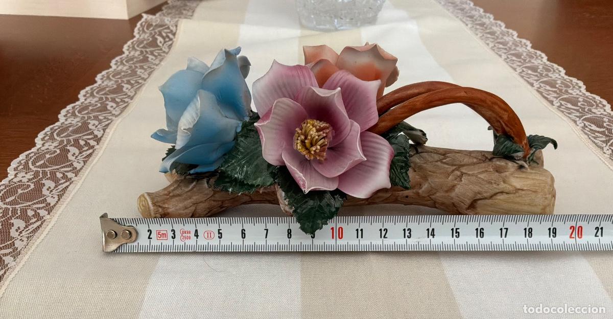 Antig&uuml;edades: Figura decorativa vintage de flores de porcelana de estilo artesanal italiano (tipo Capodimonte).