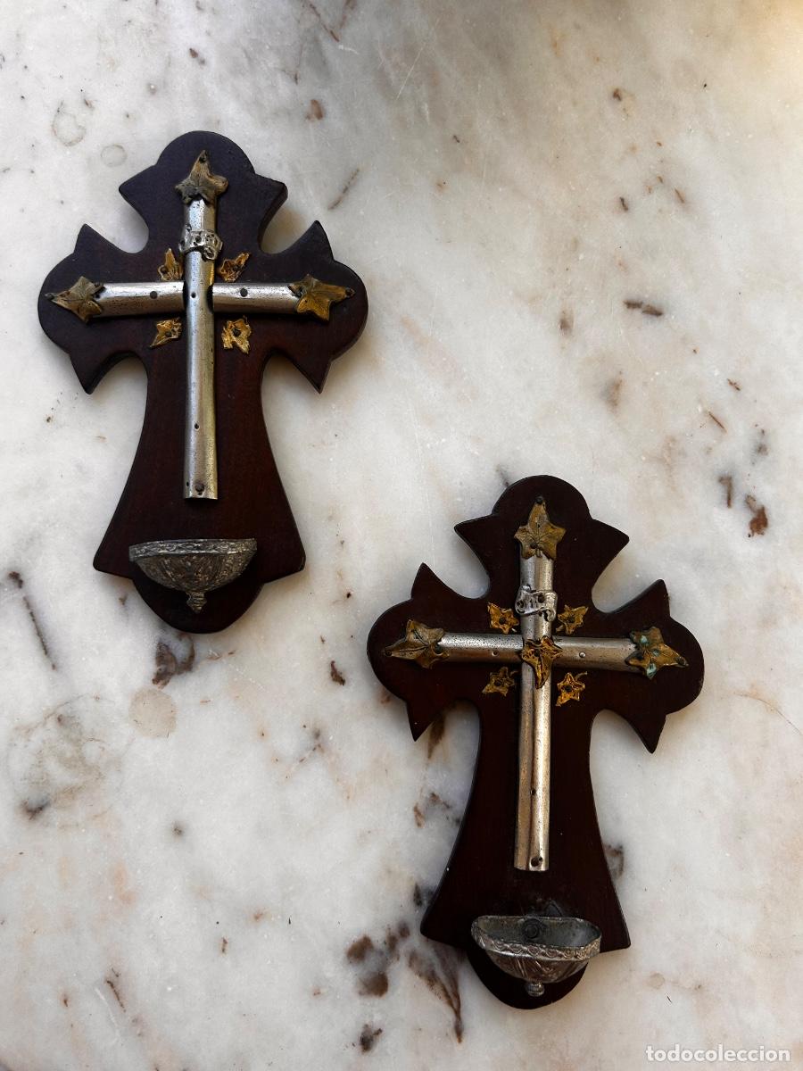 Antig&uuml;edades: Pareja de benditeras antiguas de madera y metal &ndash; Cruz &ndash; Primera mitad del siglo XX