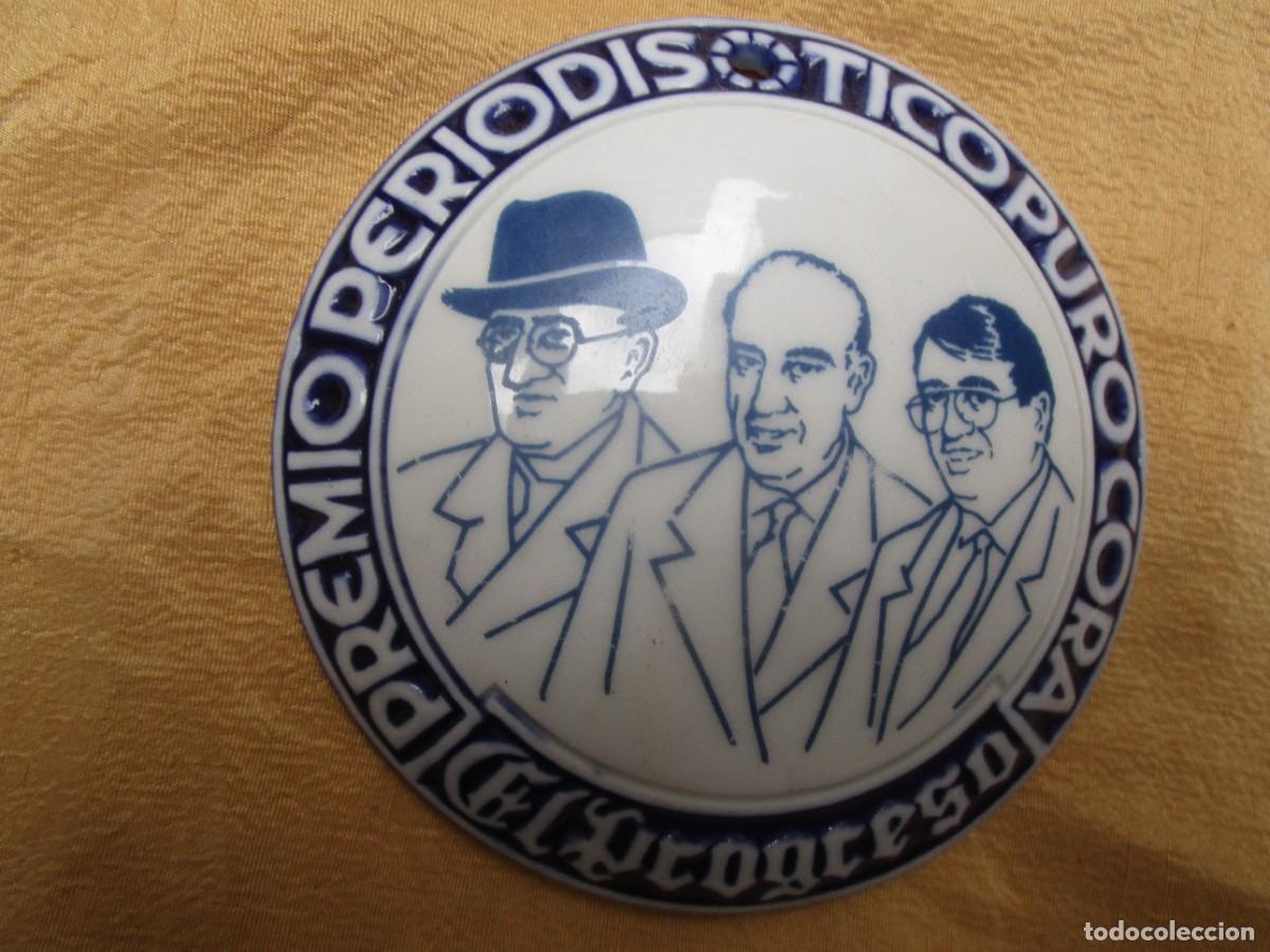 Antig&uuml;edades: Medall&oacute;n porcelana Sargadelos - premio period&iacute;stico Puro Cora - diario El Progreso Lugo - 64gr 9cm.