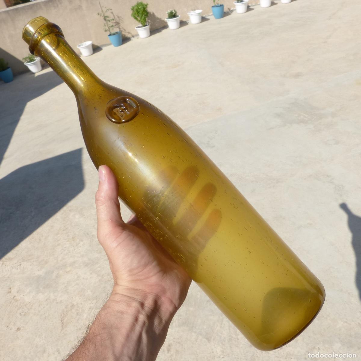 Antig&uuml;edades: Botella de vidrio soplado, 41cm. 975gr. Sello en vidrio, Bid?