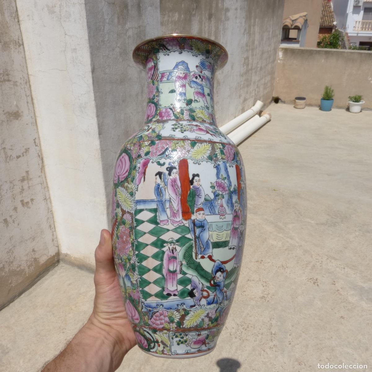 Antiguidades: Jarron de porcelana china con sello en base, familia rosa, 1127gr, 35cm.
