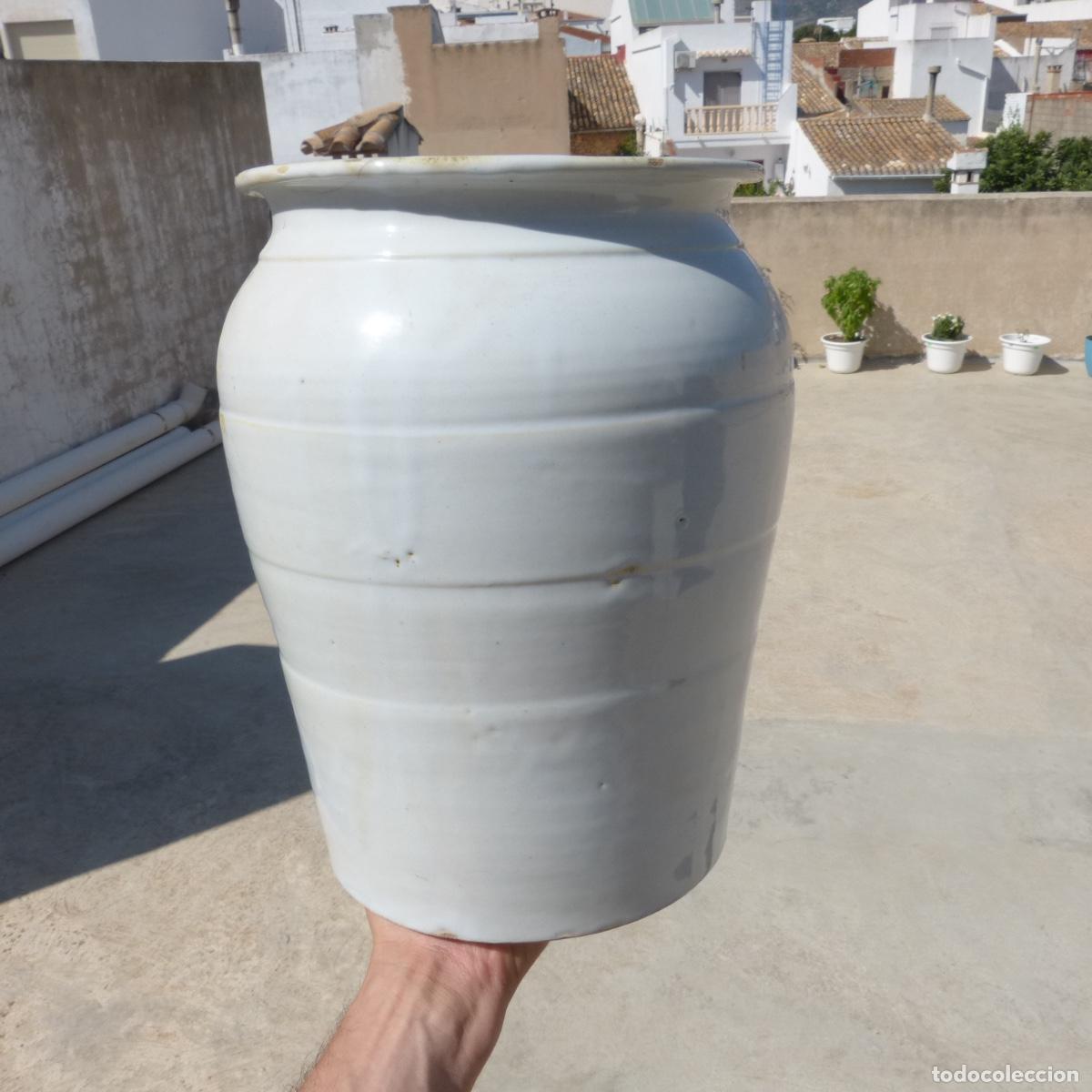 Antig&uuml;edades: Antigua orza de ceramica tradicional esmaltada en blanco, 4085gr, 32x23cm.