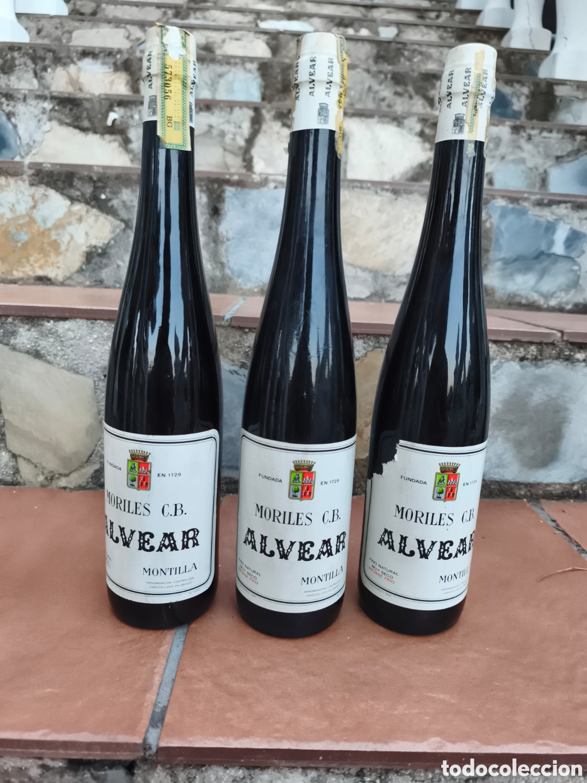 Antig&uuml;edades: Lote de 3 botellas antiguas de vino Fino Moriles C.B.