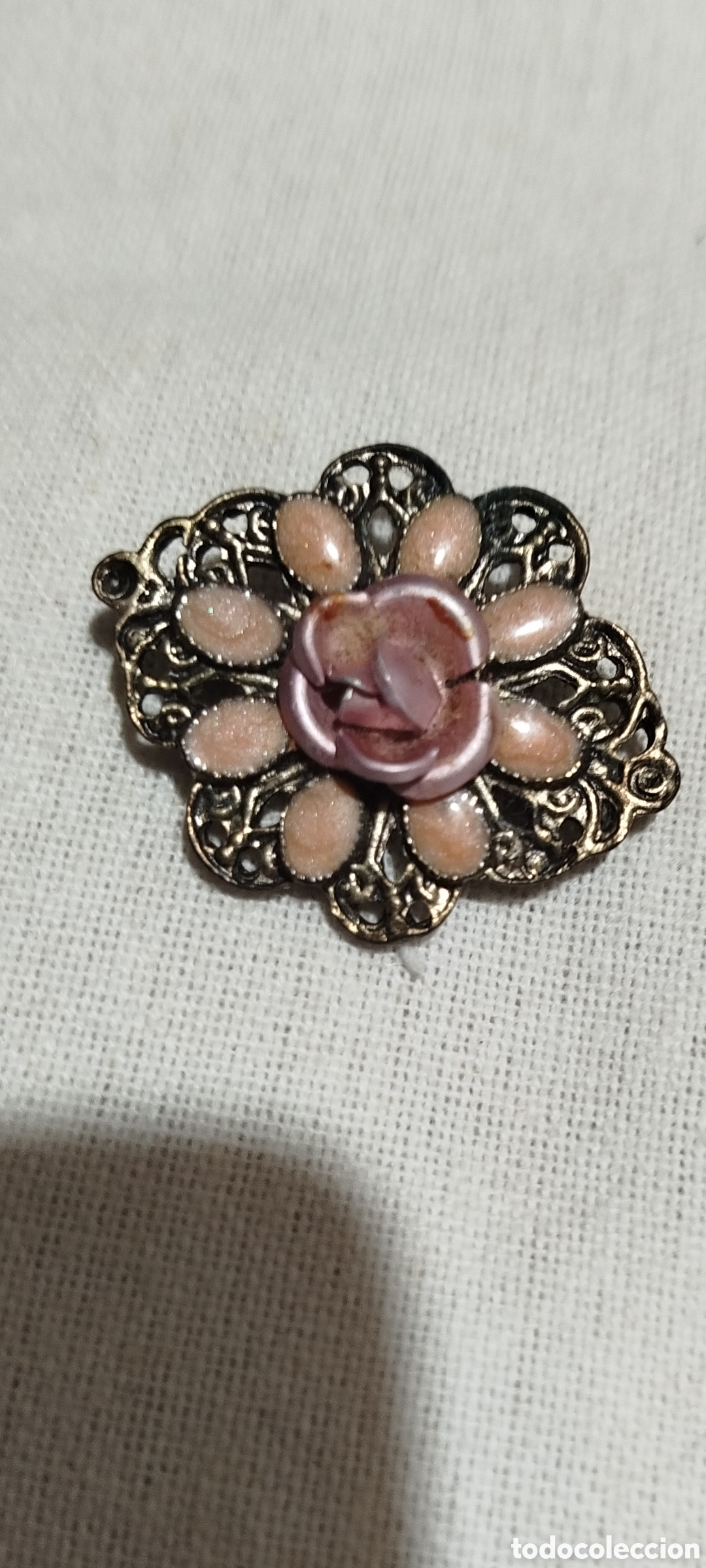 Antig&uuml;edades: Broche vintage estilo Revival Victoriano - Filigrana dorada con rosa central