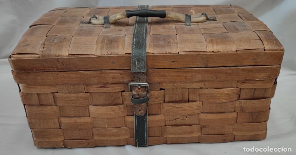 Antig&uuml;edades: ANTIGUA CESTA PARA PICNIC DE MADERA Y TABLILLA