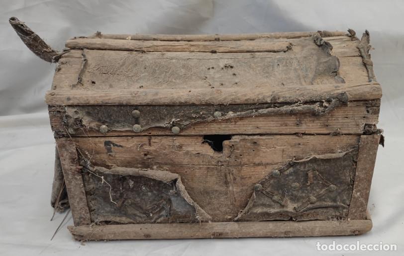 Antig&uuml;edades: ANTIGUA ARCA O COFRE PEQUE&Ntilde;O DE MADERA CON PIEL PARA RESTAURAR, SIGLO XVIII XIX