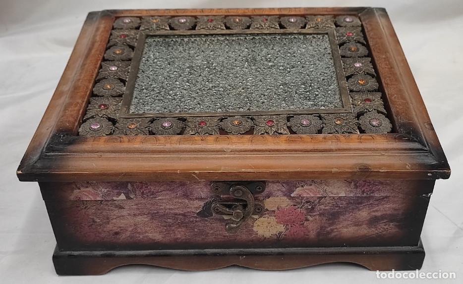Antig&uuml;edades: JOYERO DE MADERA CON DECORACIONES METALICAS Y CRISTAL