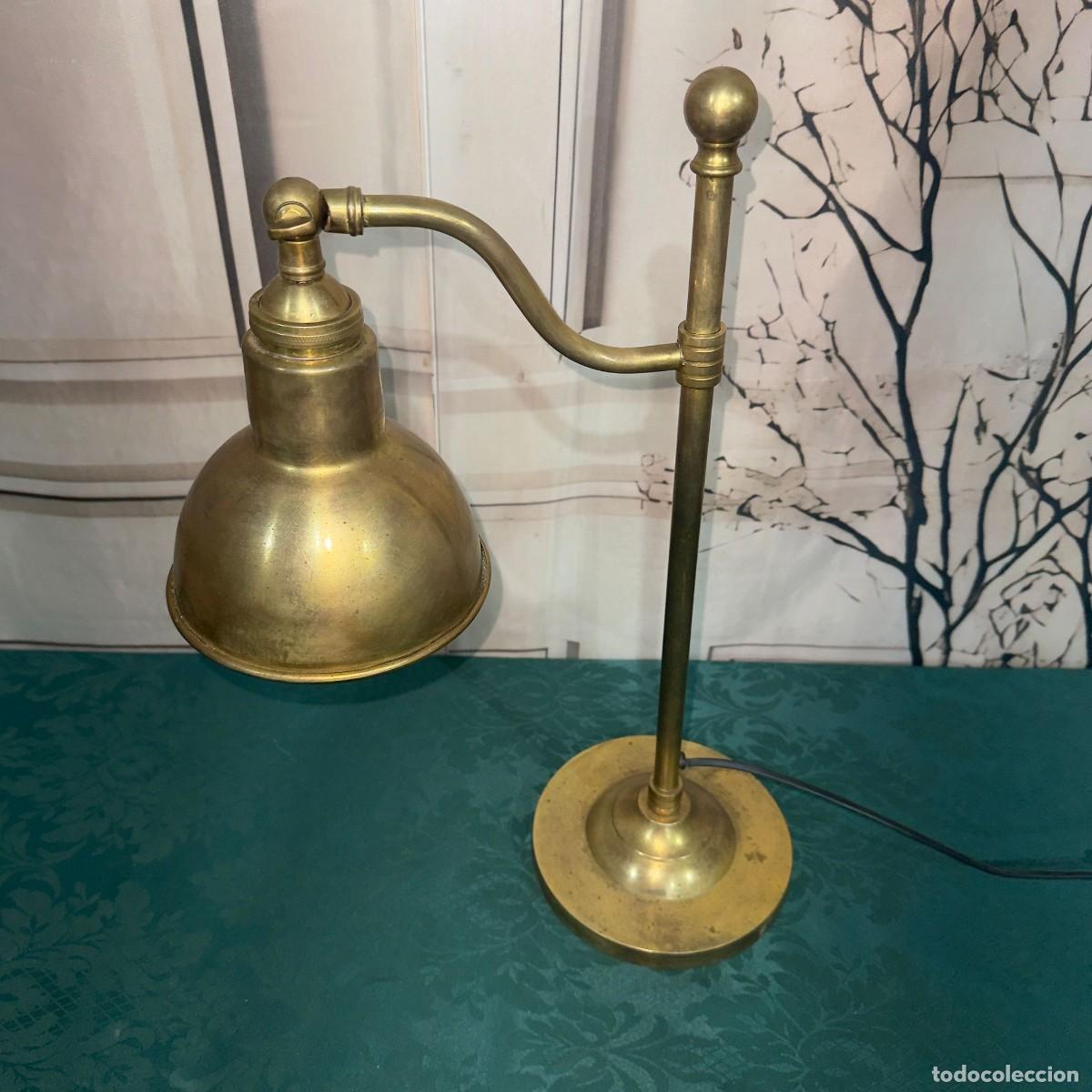 Antig&uuml;edades: L&aacute;mpara de sobremesa vintage de lat&oacute;n dorado