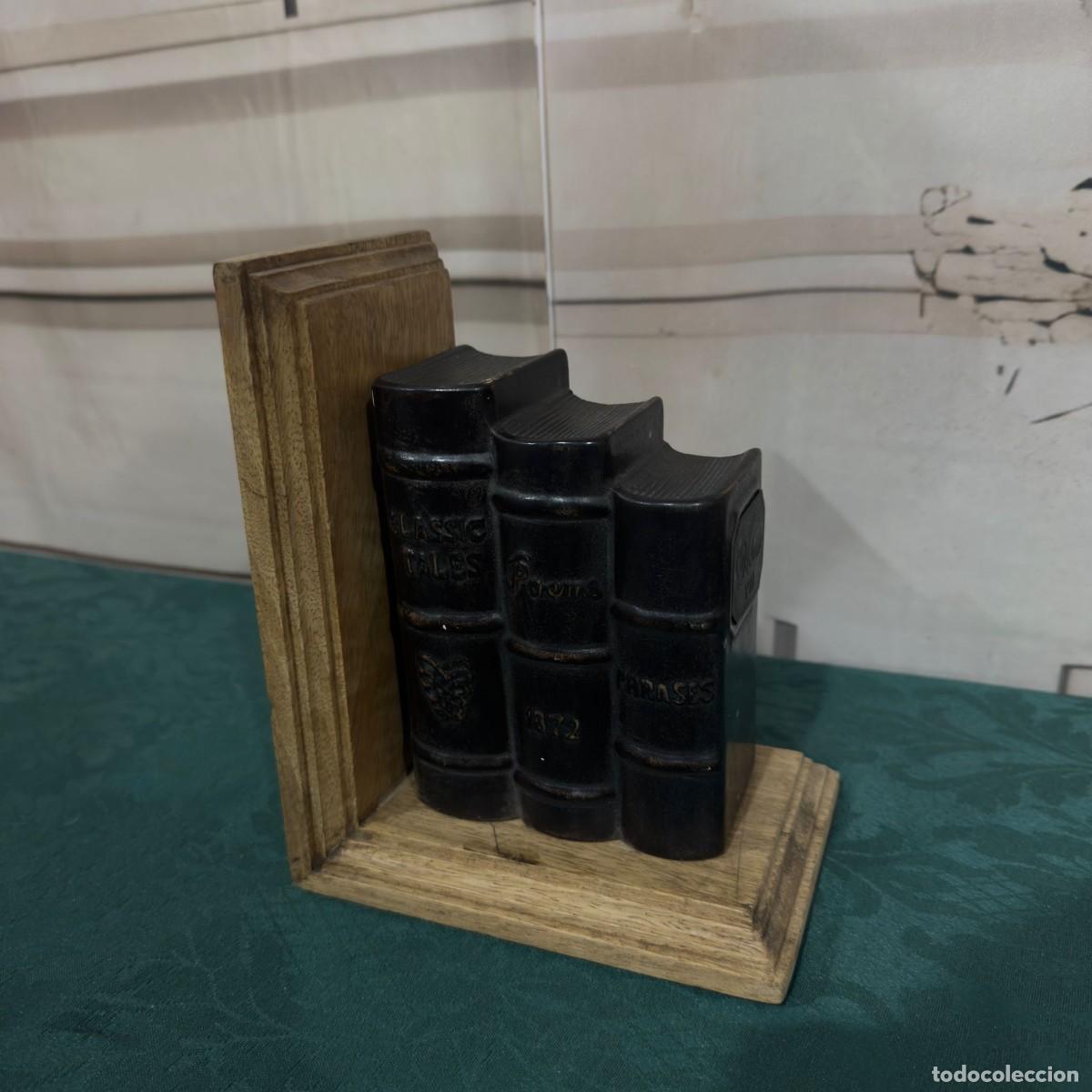 Antig&uuml;edades: Sujeta libros madera con libros de imitaci&oacute;n en porcelana